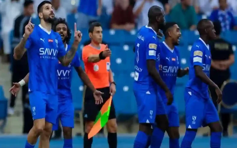 حصري النور نيوز | عقد لا يليق بمكانته!! أزمة بين الهلال والدوسري تمنح الفرصة لـ “يلو”.. تفاصيل صادمة